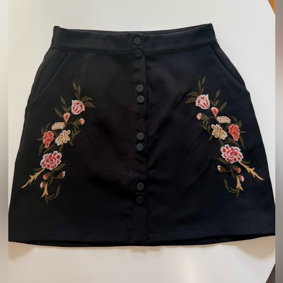 3/$25✨Vintage Black Floral Embroidered High-Waisted Mini Skirt – with pockets - Picture 2 of 12